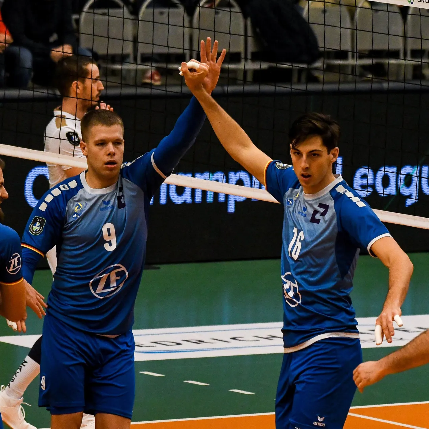 Martti Juhkami (vasakul) jätkab Friedrichshafeni särgis.
