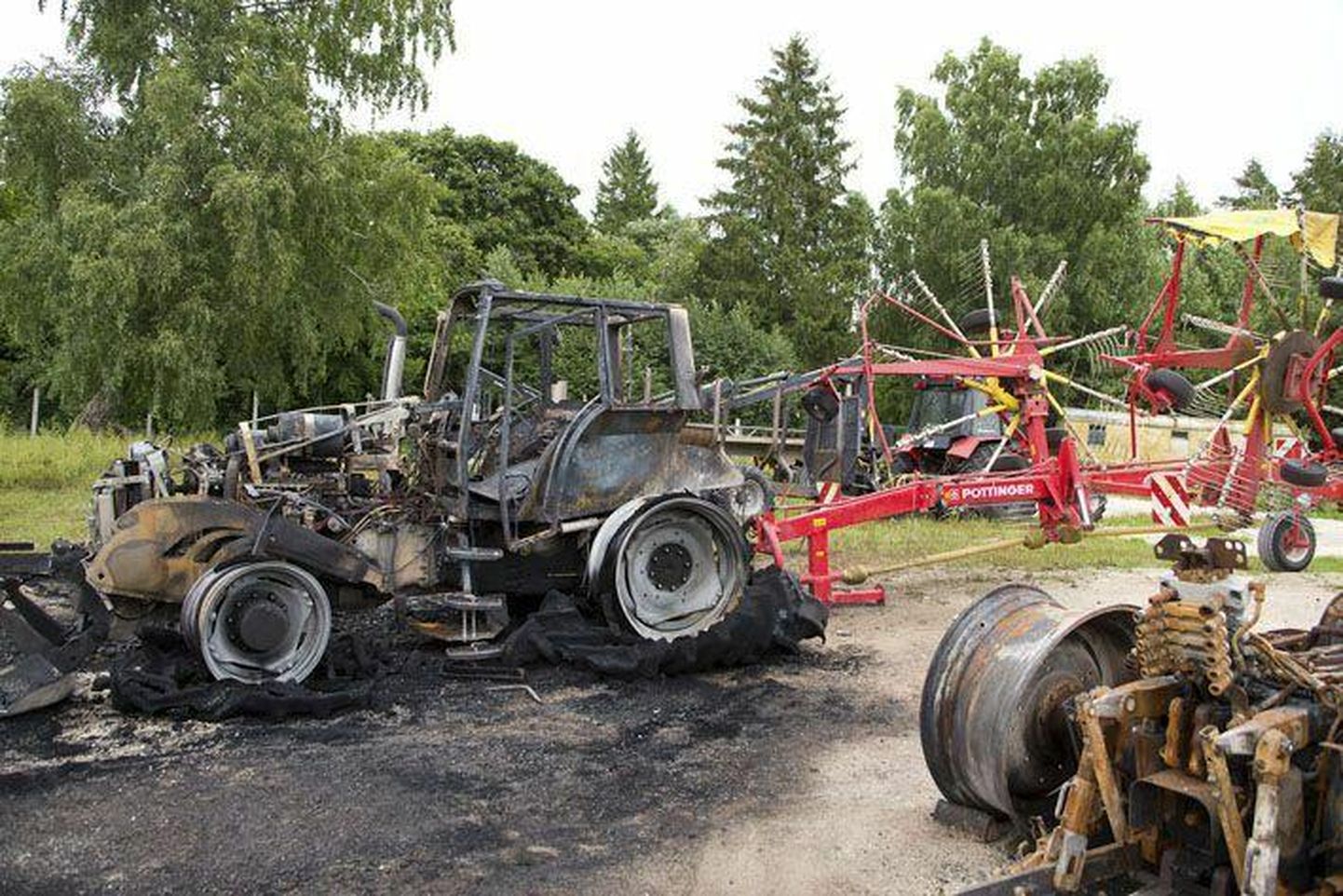 Põleva rehviga traktorist kaasliiklejate peatumismärguandele ei reageeritud. Pilt on illustreeriv.