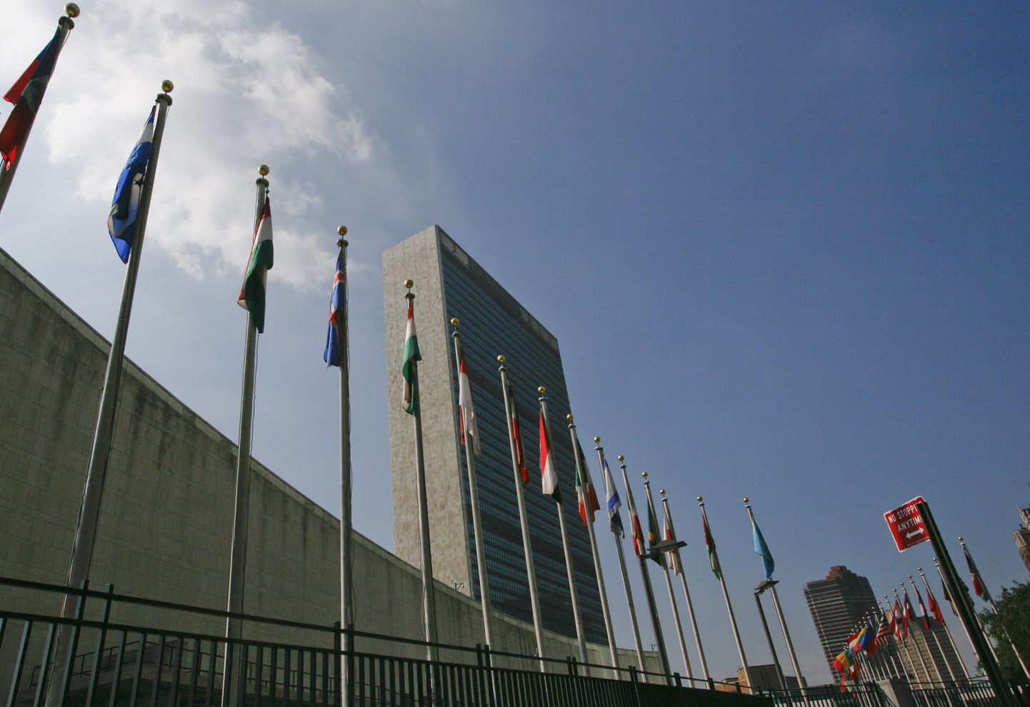 Флаги перед штаб-квартирой ООН в Нью-Йорке.