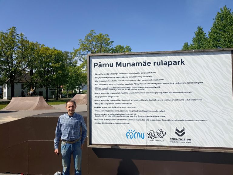 Parki paigaldati uus silt kasutusreeglitega. Pildil Pärnu abilinnapea Meelis Kukk.