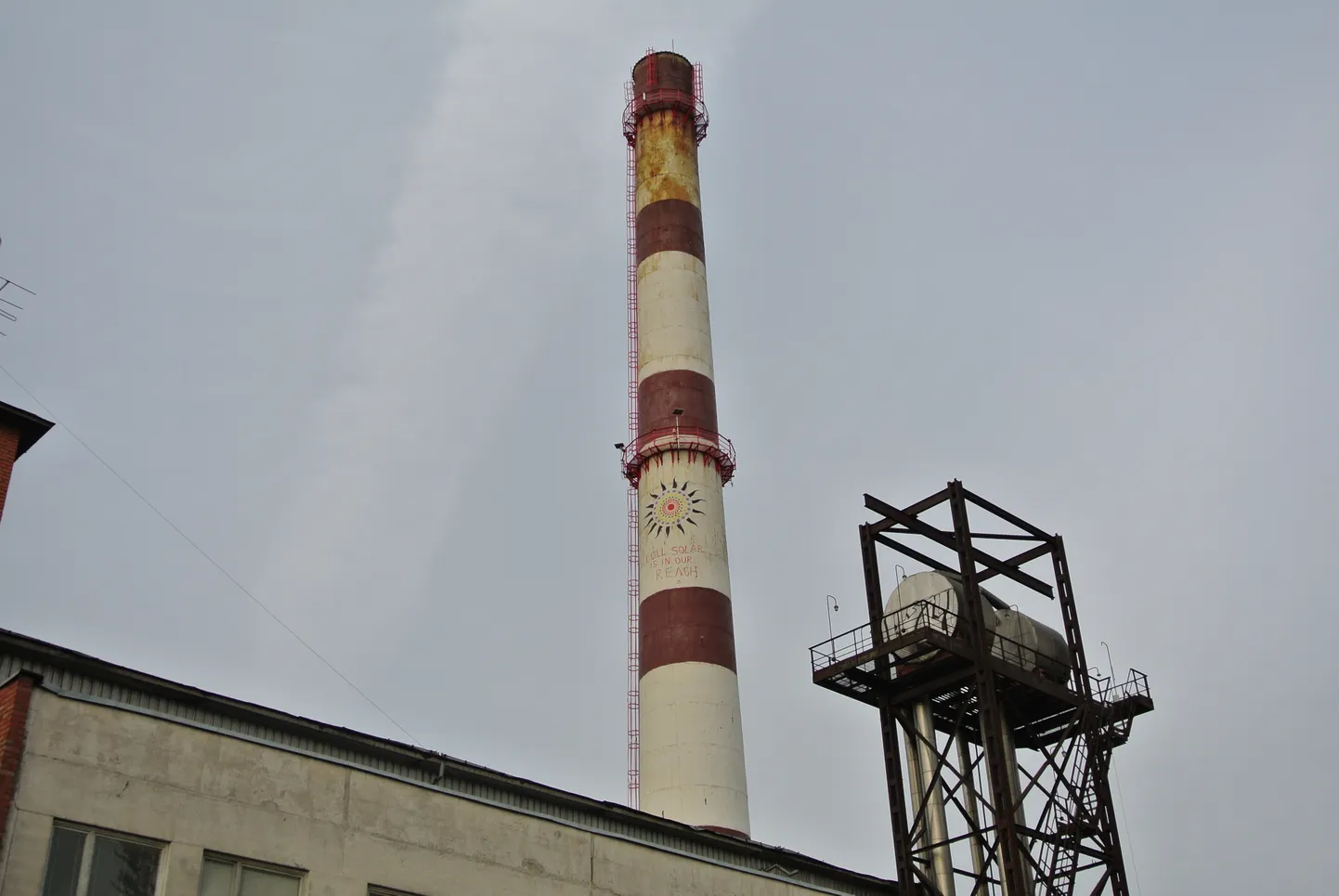 Maaling korstnal. Selle all on ingliskeelne tekst, mis ütleb, et päikeseenergia on käeulatuses.