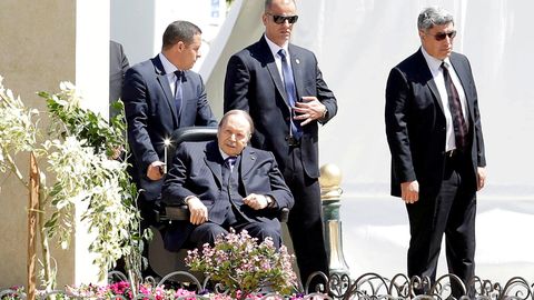 Fotod: Alžeeria president teatas ametist lahkumisest