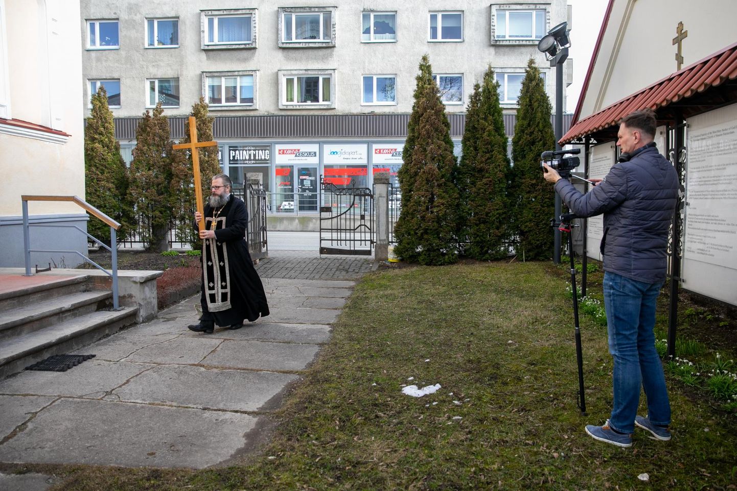 Jaanus Lekk filmis üles kõik ristikäigu peatused: Rakvere Jumalaema Sündimise kirikusse kannab risti ja sõnumi preester Aleksandr Lebedev.