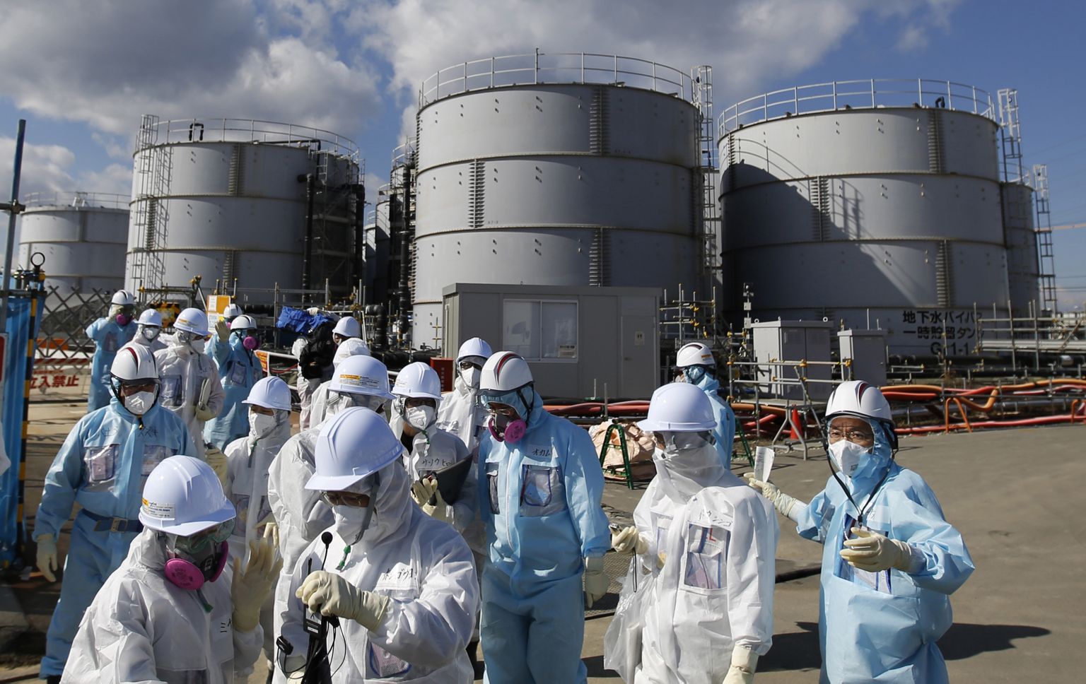 Inimesed Fukushima tuumajaama reaktorite ees.