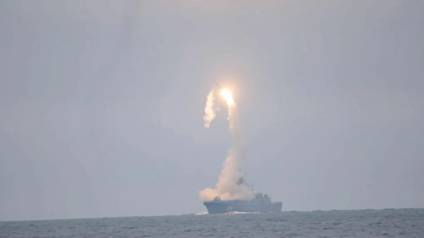 Kui rakett Tsirkon 2020. aastal proovilaskmistel Valgel merel fregati Admiral Gorškov pardalt välja tulistati, jagas Venemaa kaitseministeerium sellest fotosid. Milliseid purustusi rakett Kiievis tekitas, sellest Vene võimud vaikivad.