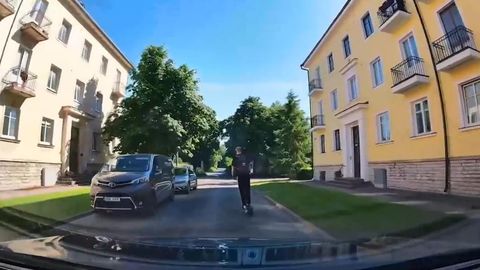 VIDEO ⟩ Autojuht jagab klippi ohtlikust olukorrast liikluses: eeldasin, et saan mööduda, ent tõukerattur keeras ette
