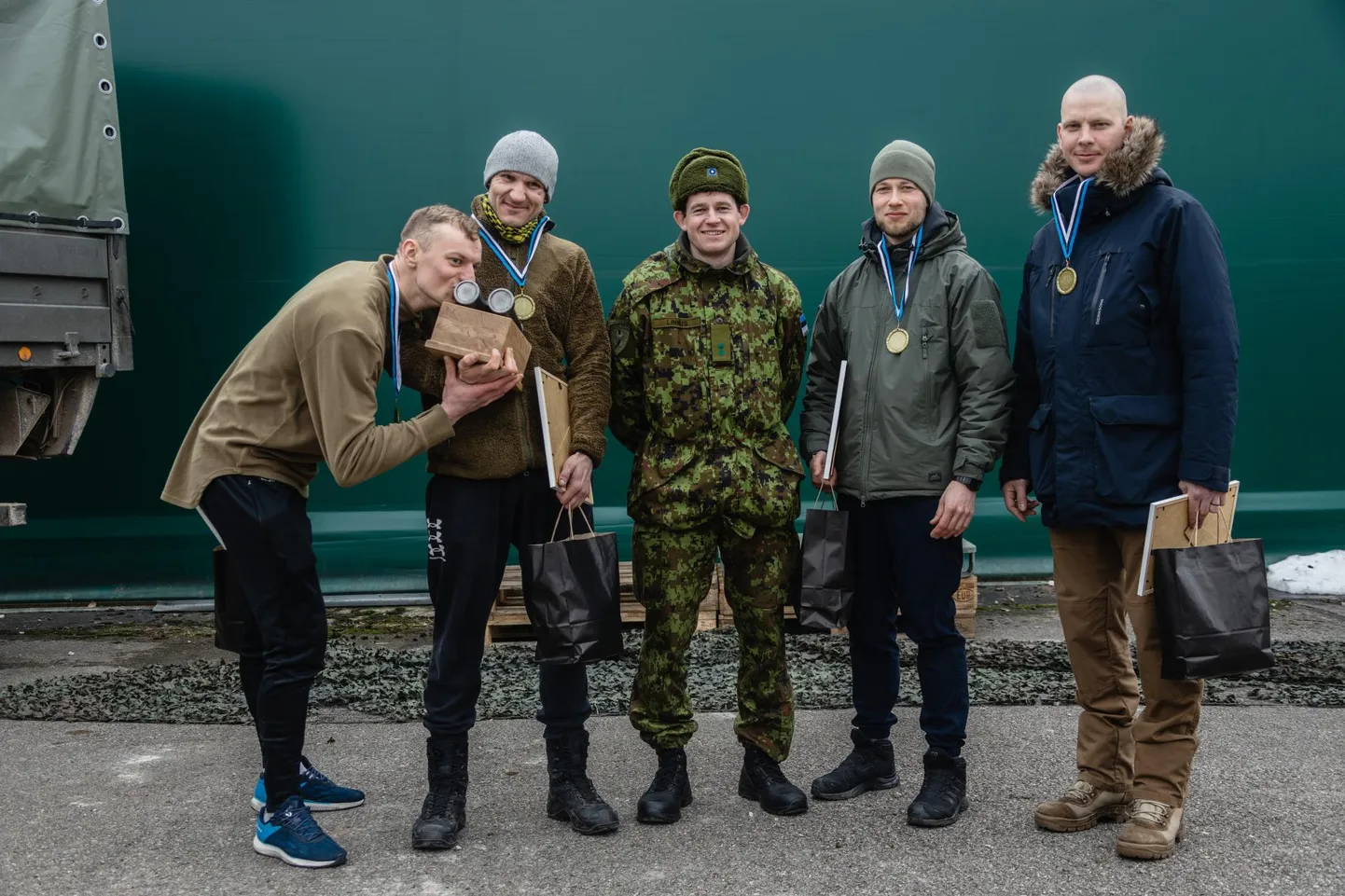 Võidukad õhuväelased: seersant Taavi Aasmäe (vasakult) ja vanemseersant Tauri Mikk, meeskonna esindaja nooremleitnant Taavi Linnus, seersant Steven Sillamäe ja veebel Regor Kreek