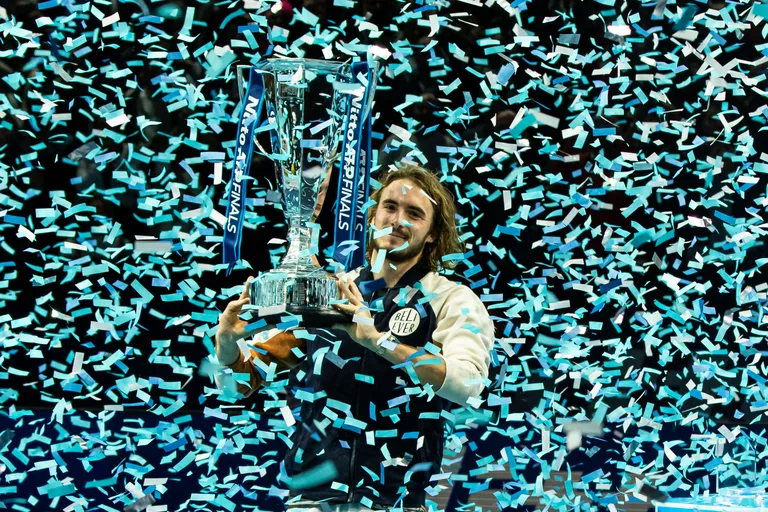 Stefanos Tsitsipas 2019. aastal aastalõputurniiri trofeega.