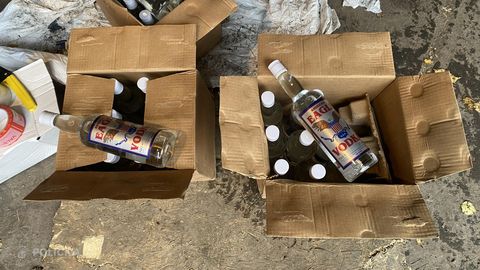 FOTO ⟩ Salaspilī noliktavā atklāts liels daudzums nelegālā alkohola