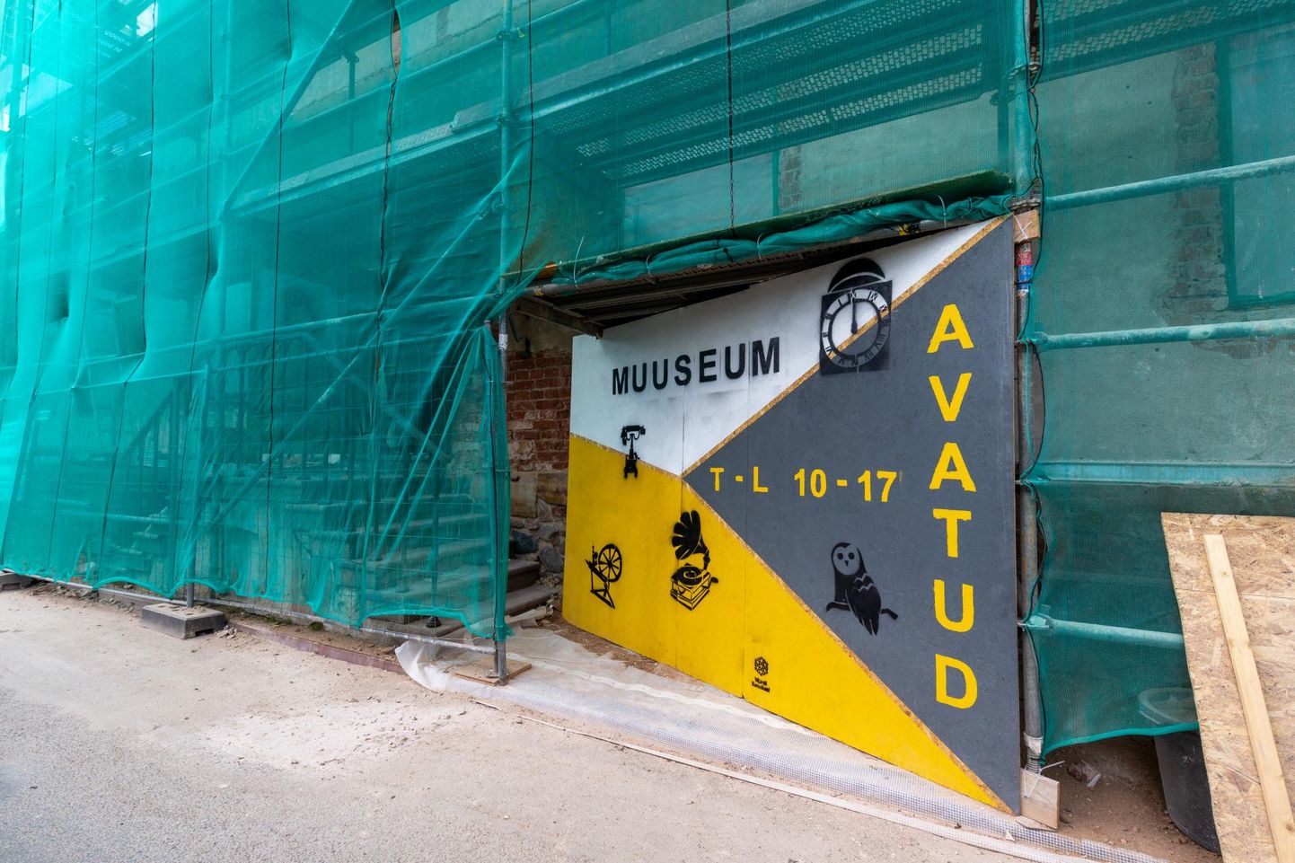 Eelmisest nädalast saadik on Viljandi muuseumi ees suur silt, mis annab inimestele teada, et muuseumisse pääseb ka renoveerimise ajal.