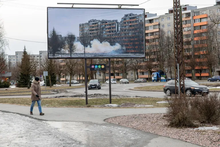 Таллинн. Выставка Hetk на билбордах. Авторы Estookin и Ребека Парбус. Фотография на Ыйсмяэ-теэ.