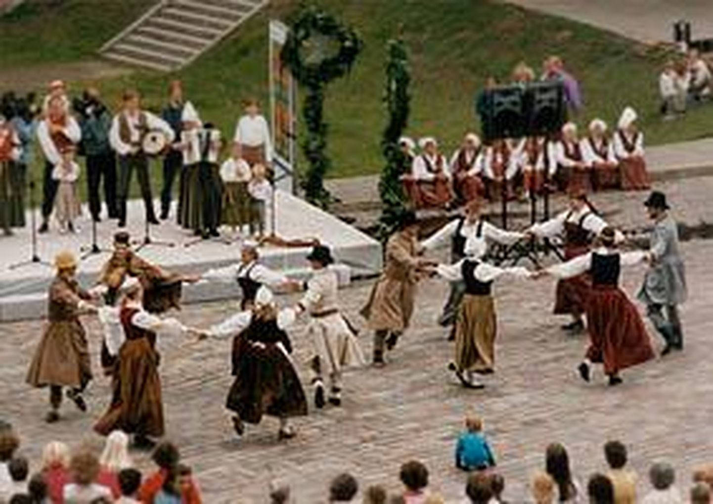 Tantsib folkloorirühm Senleja Siguldast.
