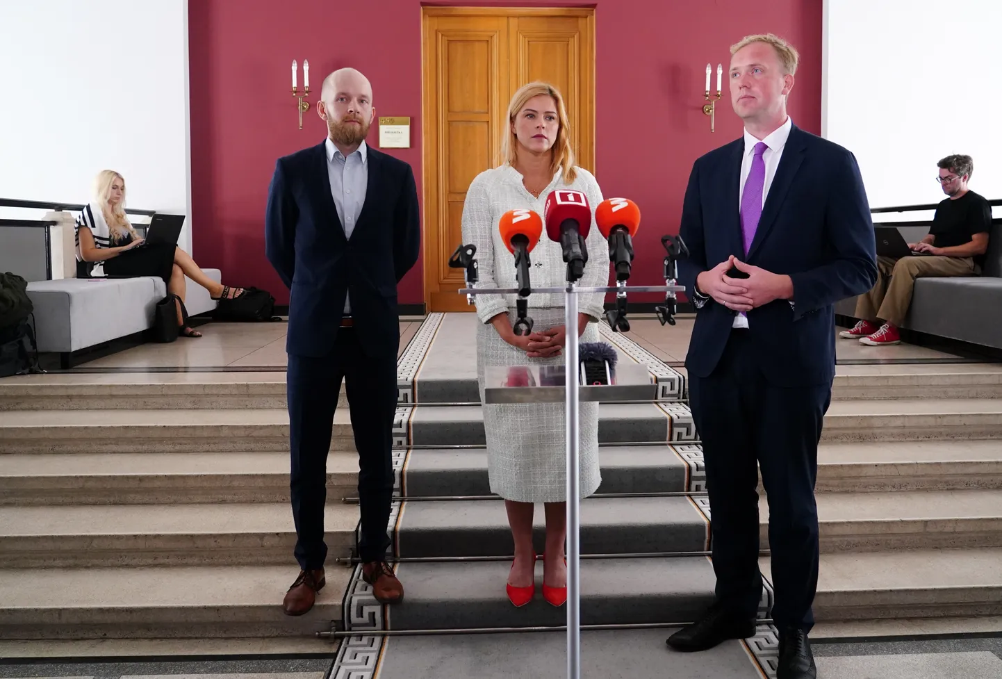 Partijas "Progresīvie" pārstāvis Andris Šuvajevs (no kreisās), "Jaunā vienotība" pārstāve, Ministru prezidenta amata kandidāte Evika Siliņa un Zaļo un zemnieku savienības pārstāvis, Saeimas deputāts Viktors Valainis piedalās preses konferencē pēc tikšanās, kurā pārrunāja jaunās valdības veidošanas gaitu.