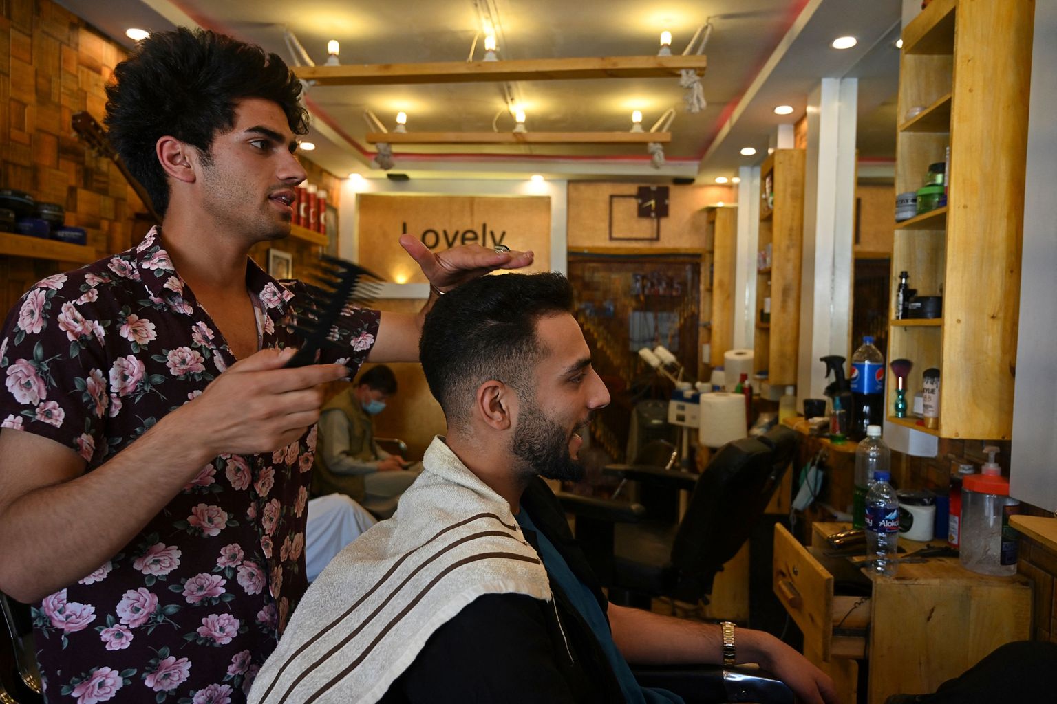 Meeste juuksurisalong Afganistani pealinnas Kabulis selle aasta alguses. Taliban keelas nüüd meestel juukseid lõigata ja habet ajada, rääkimata trendisoengutest