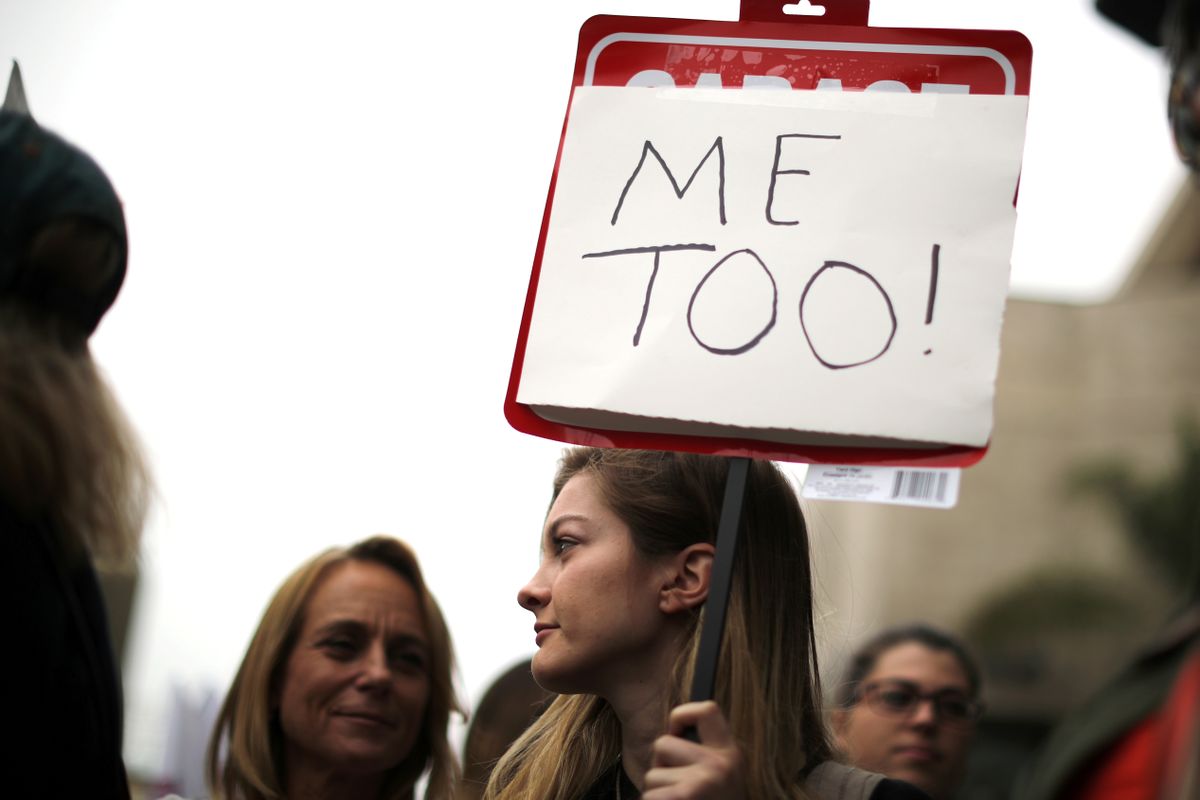 Meeleavaldaja plakatiga, millel on kirjutatud «Me too» ehk «Mina ka». Ameerika mõjukas ajakiri Time valis 2017. aasta inimeseks kogu maailmas ahistamisskandaale avalikuks toonud samanimelise liikumise.