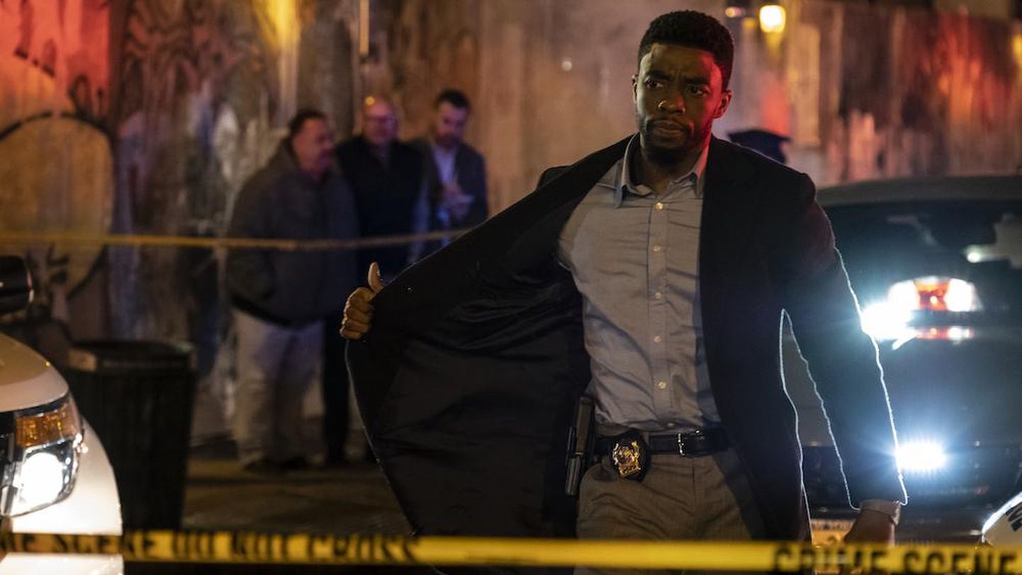 Chadwick Bosemani kehastatav detektiiv siseneb kuriteopaigale. Tulevahetuses hukkunud seitse poltseinikku on selle loo käivitajad ning kohe hakkab juhtuma.