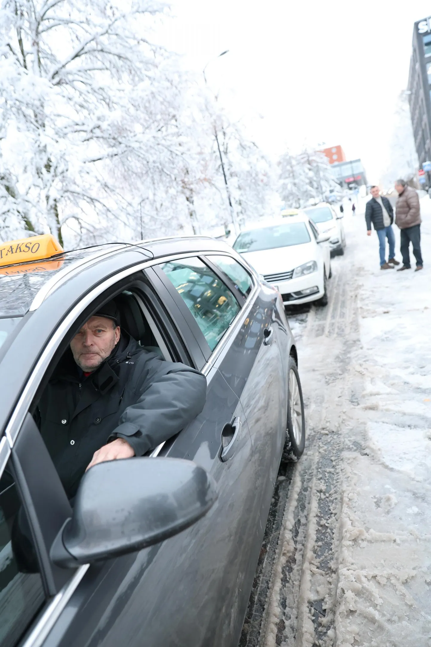 Taksojuht Helmut Põder pole kindel, kui palju ta automaksu tasuma peab. Tema usladab maksu- ja tolliametit.