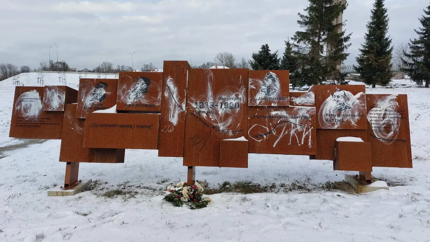 Daugavpilī apgānīts Brīvības cīņās kritušo poļu karavīru piemineklis