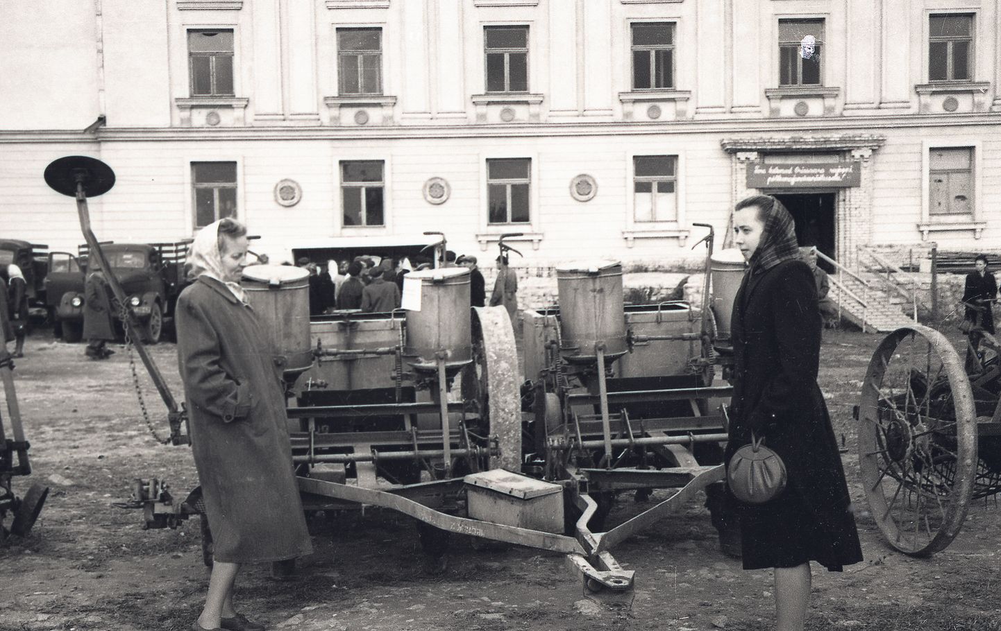 NÄITUSEL: Orissaare rajooni põllumajandussaavutuste näitusel 1955. a käisid ka Ivo Linna ema Helene (vasakul) ja Linda Kirst (neiupõlvenimega Peegel).