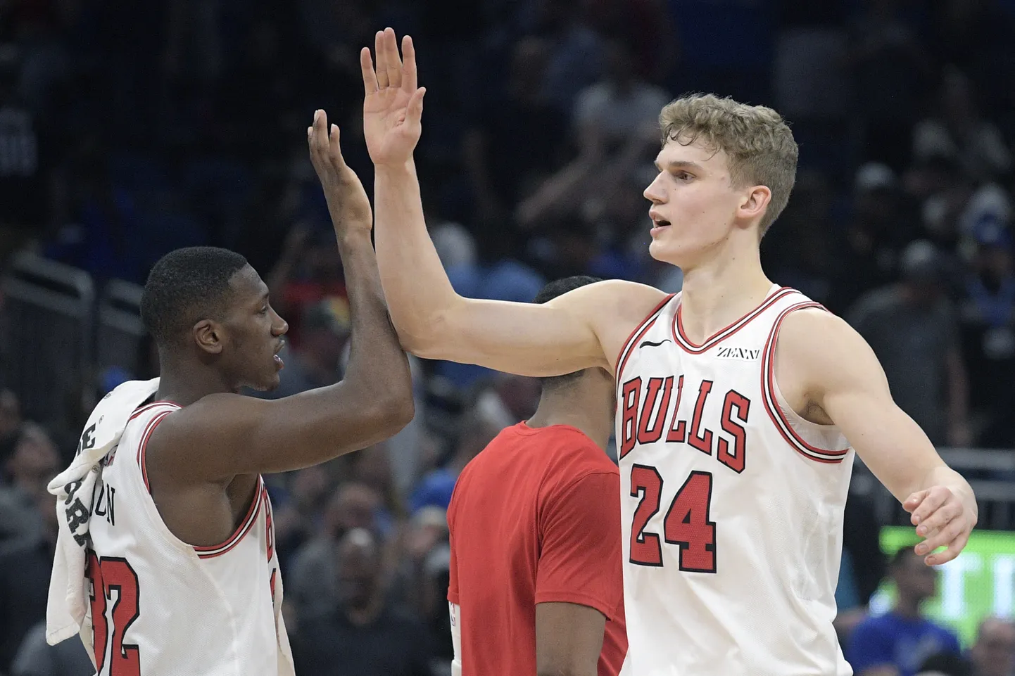 Lauri Markkanen võitu tähistamas.