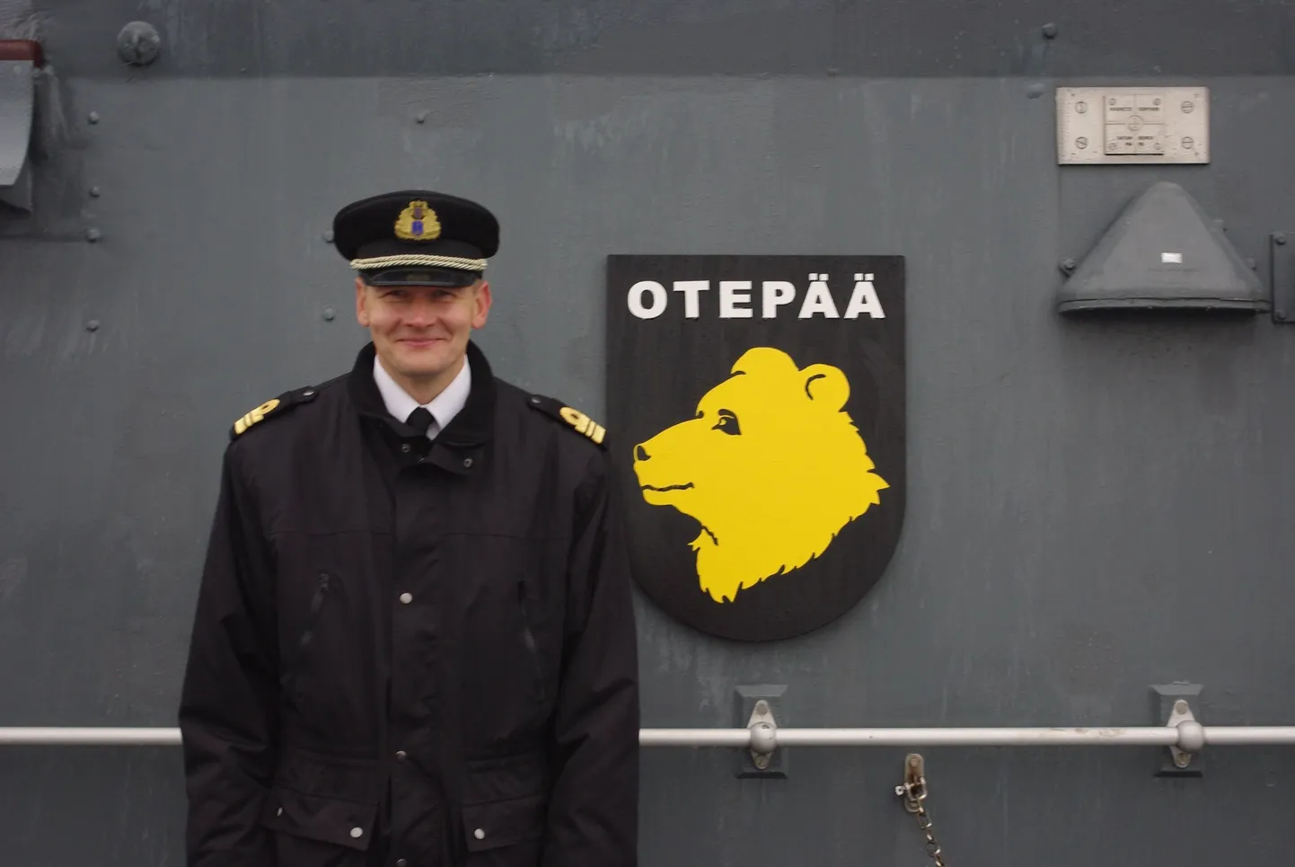 Villu Klesmann Ugandil, mida ehib Otepää vapp.