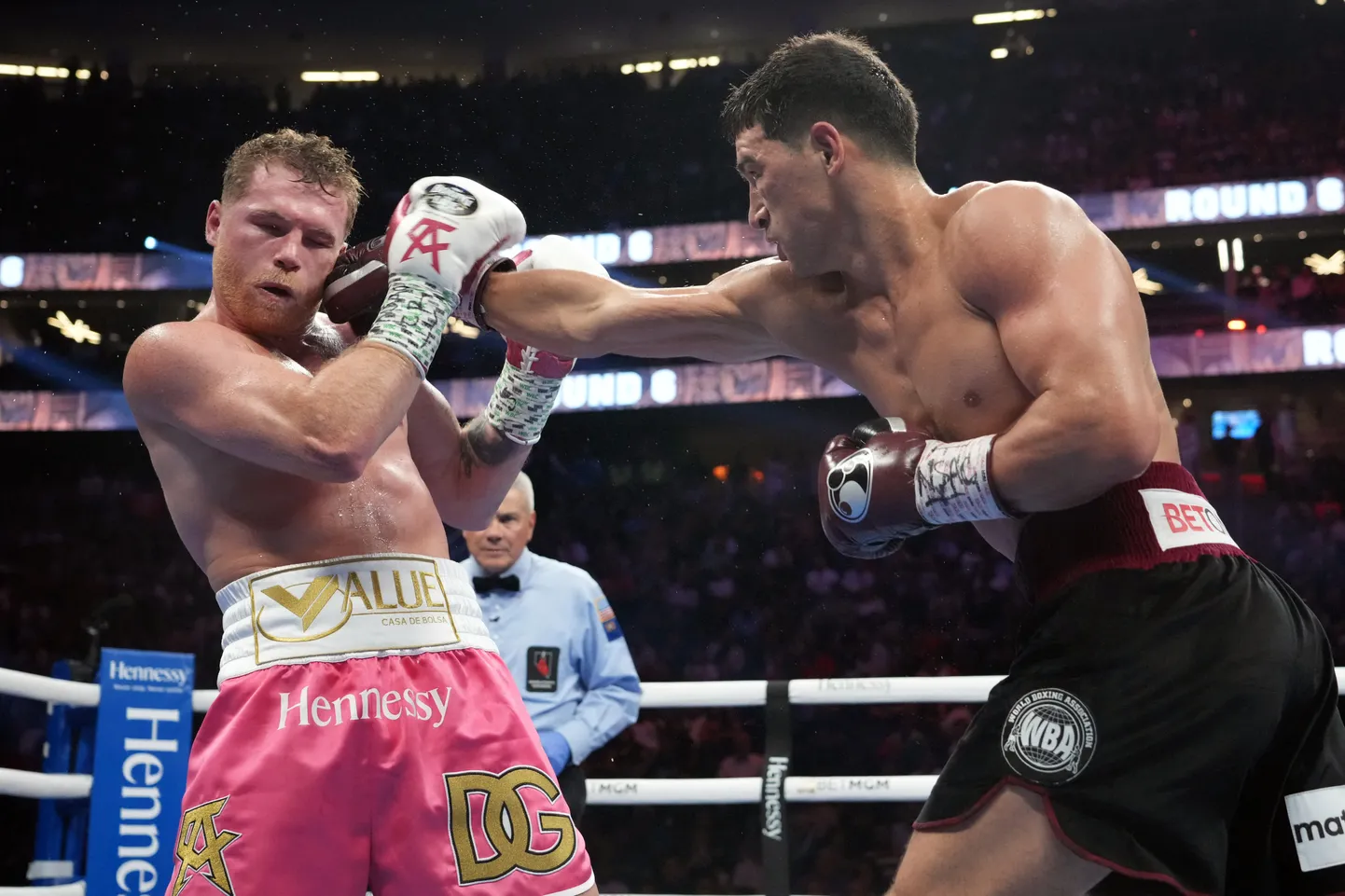 Dmitri Bivol (paremal) kaitses taaskord enda WBA tiitlit.