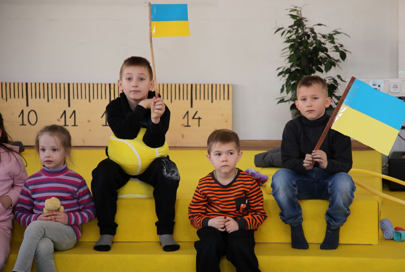 Bērni Rīgas atbalsta centrā Ukrainas iedzīvotājiem Kaļķu ielā.
