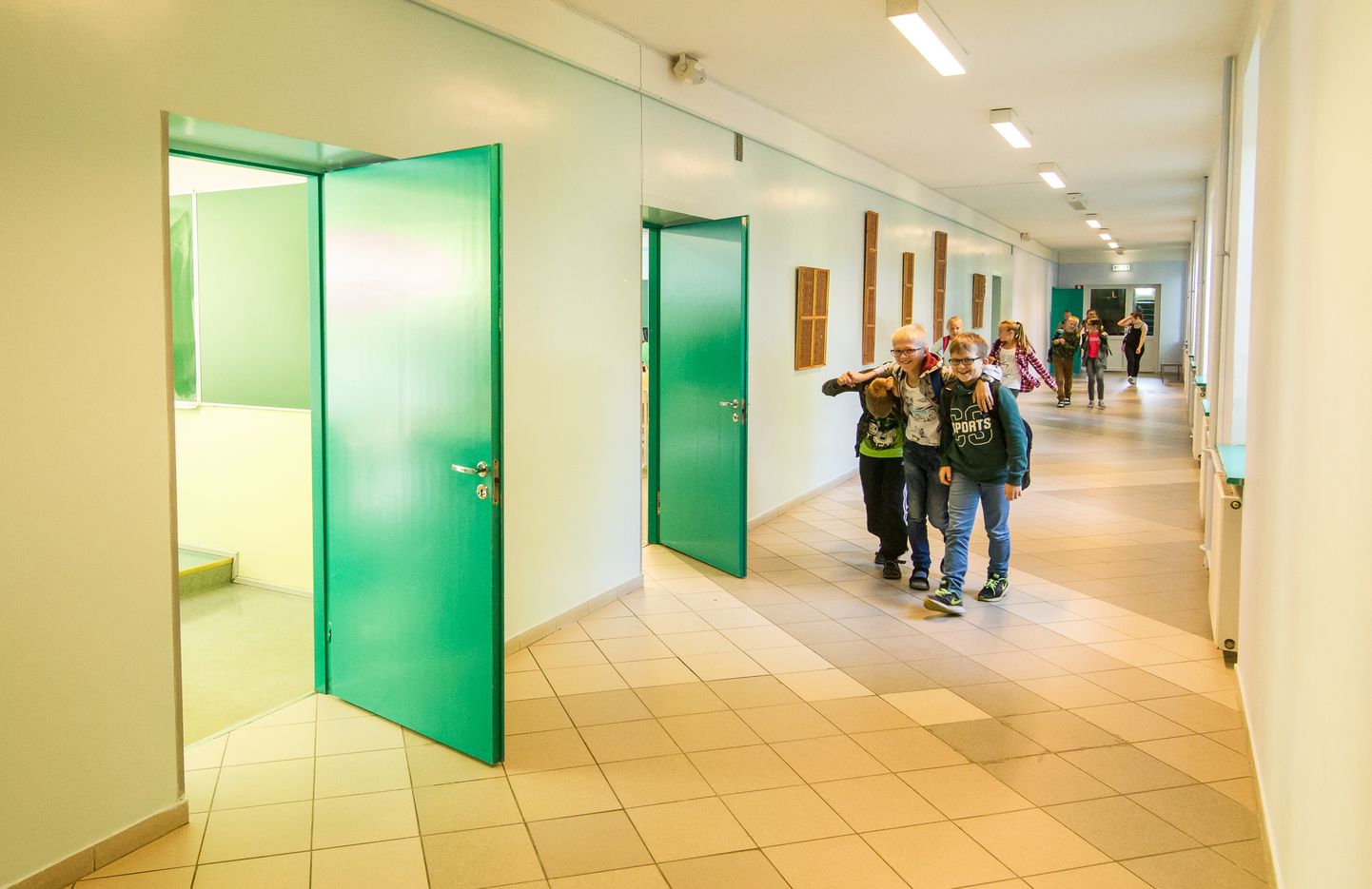 В Нарвской эстонской гимназии жизнь идет в обычном ритме, разве что у уборщиц стало больше работы, чем в безвирусное время.