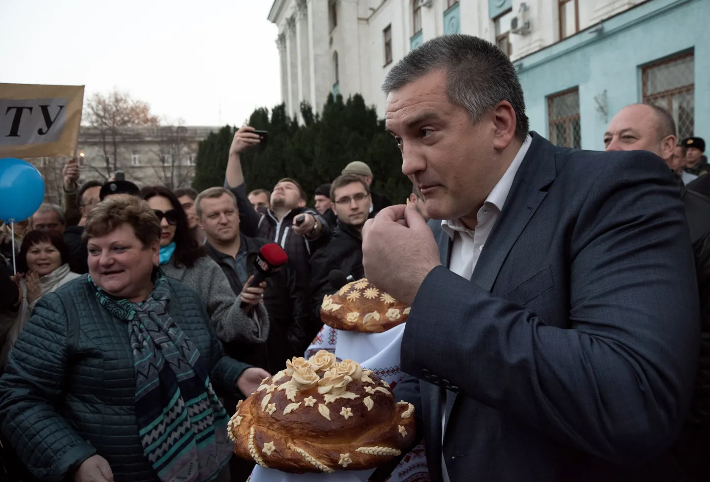 Krimmi uus juht Sergei Aksjonov Krymhlebi tehase ülevõtmisel.