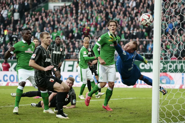 Ragnar Klavan (vasakult teine) kohtumises Bremeni Werderi vastu. Foto: