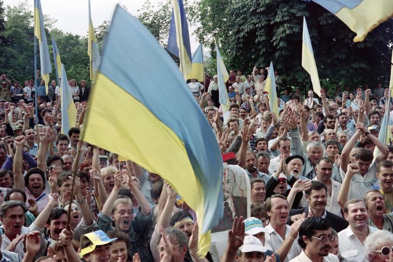 Перед зданием ЦК компартии Украины, Киев, 25 августа 1991 года.