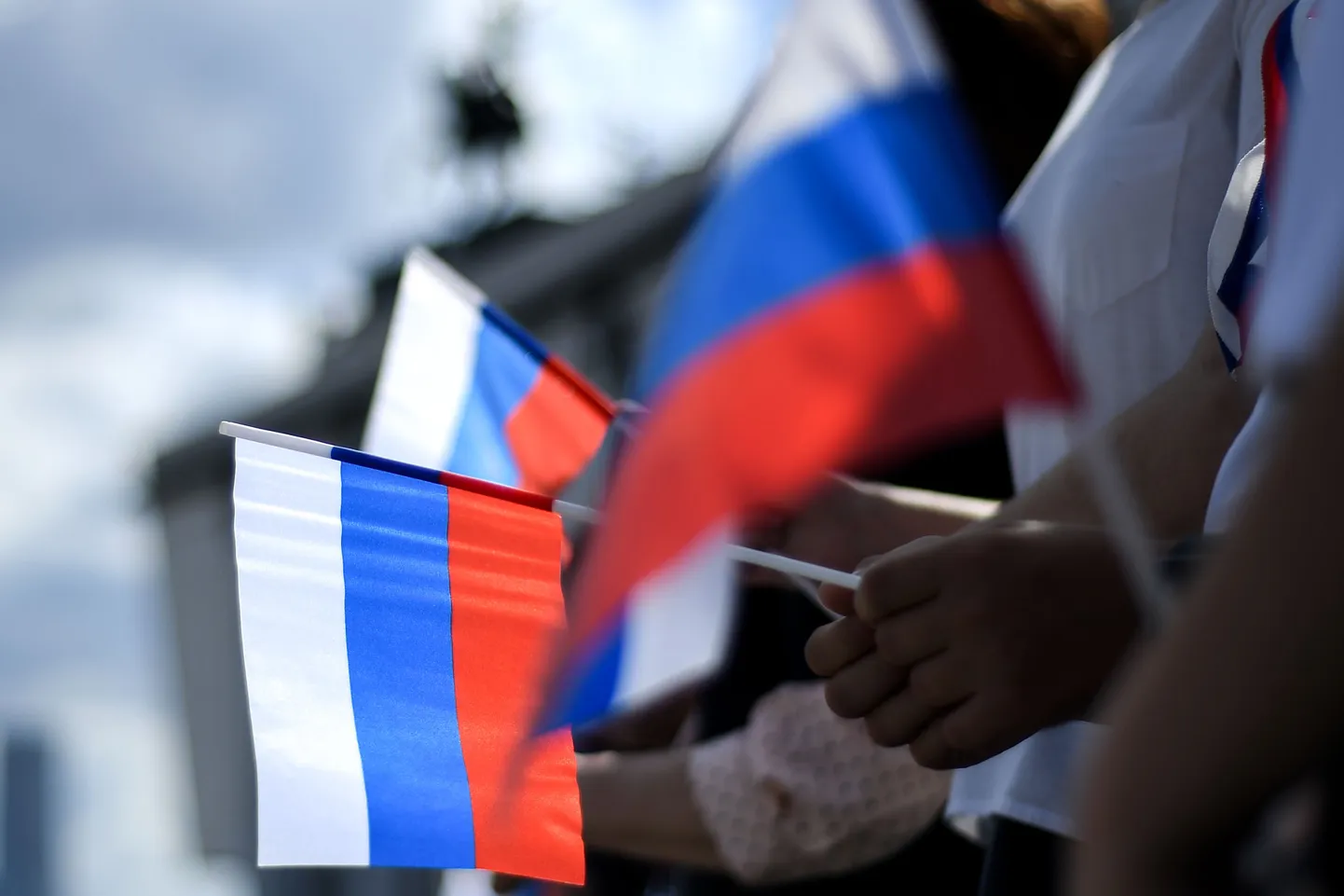 Российские флаги.
