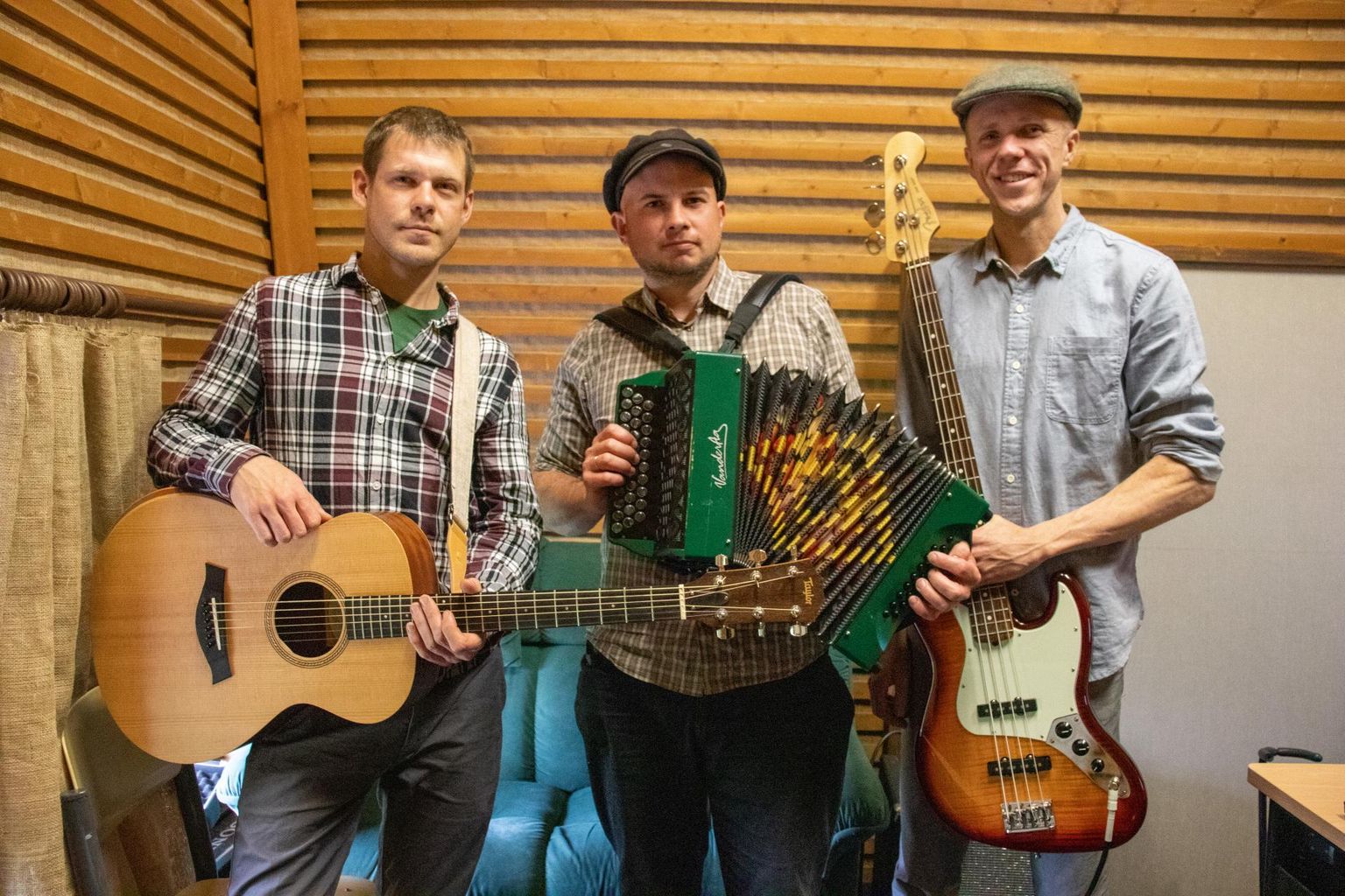Nedsaja küla naabrimehed Paul Hunt (vasakult), Toomas Valk ja Iisak Sulev Andreller on bändi teinud kaheksa aastat.