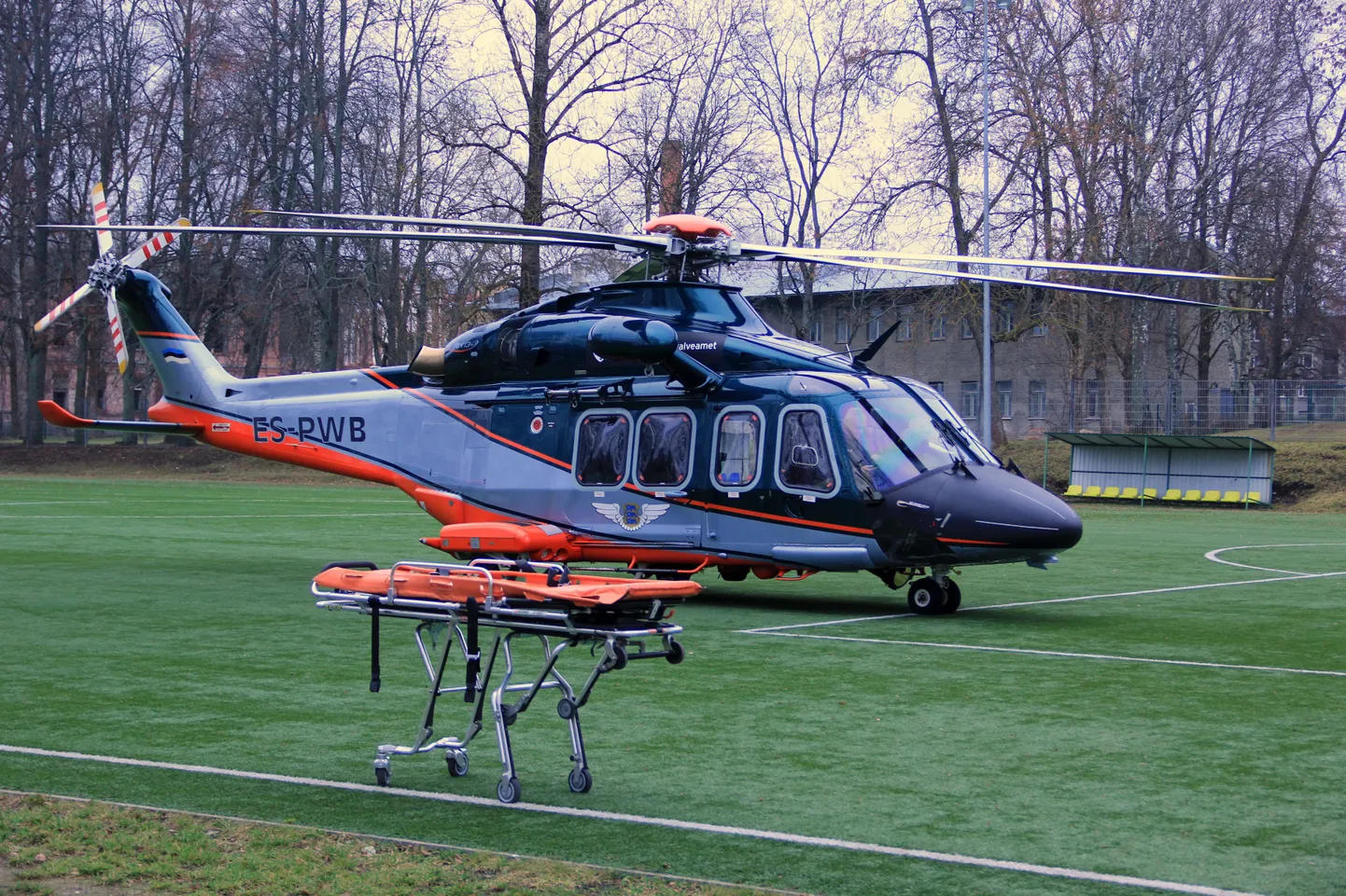 Vigastada saanud noormees toimetati Kungla tänavale maandunud helikopteriga haiglasse.
