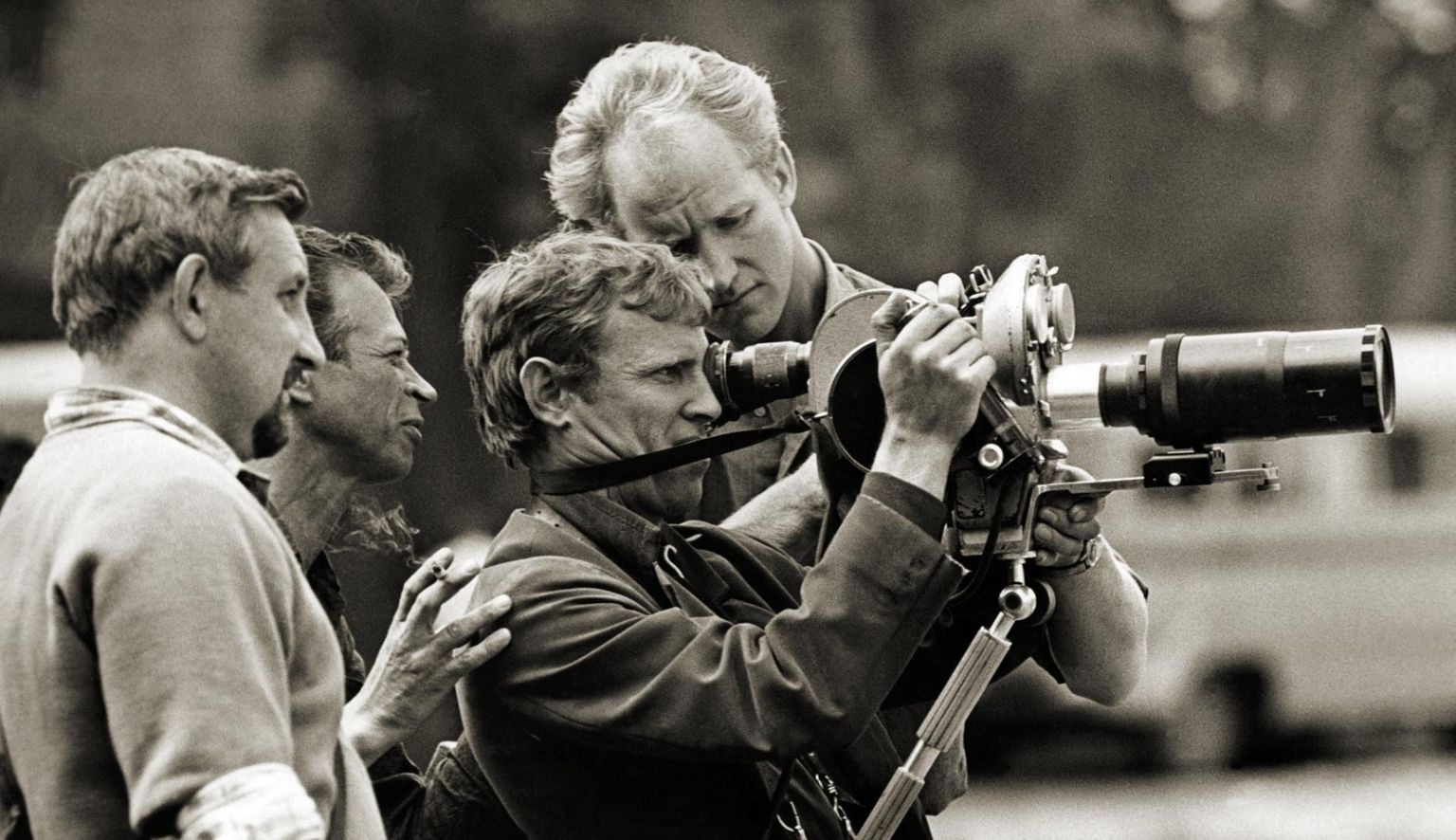 Filmi «Hullumeelsus» võtted. Vasakult filmi teine operaator Andrei Dobrovolski, lavastaja Kaljo Kiisk, operaator Anatoli Zabolotski ning operaatori assistent Mihkel Ratas. FOTO: Erakogu