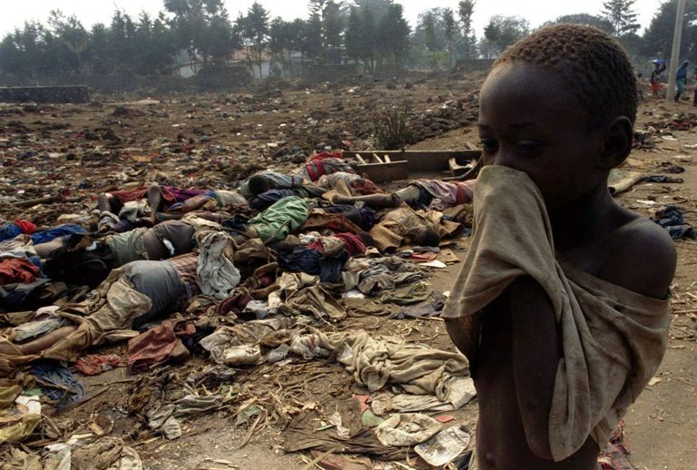 Rwanda genotsiidi käigus hukkus vähemalt 800 000 inimest. Selle viisid läbi hutu äärmuslased, kes ründasid tutsisid.