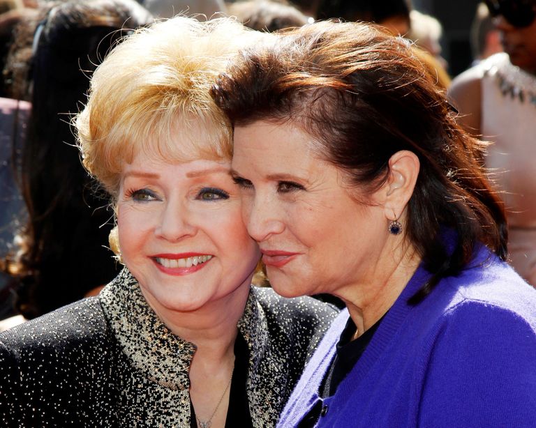 Debbie Reynolds (vasakul) ja Carrie Fisher