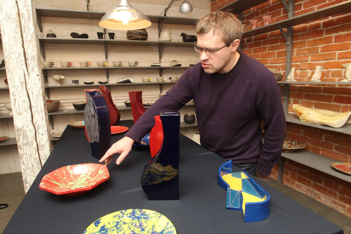 Andres Sütevaka tutvustas näitusel Nõunõu galeriis oma keraamilisi taldrikuid ja vaase. Viimased on inspireeritud hanedest ja kassidest, üks ka maost.