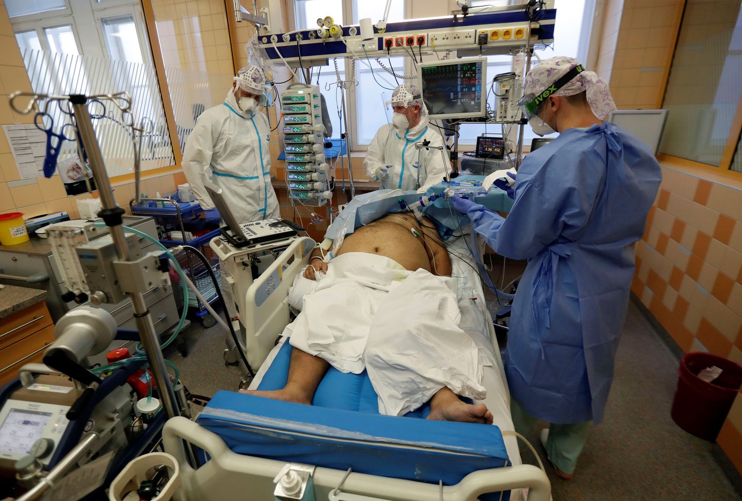 Praha haigla intensiivravi osakonna töötajad ravimas Covid-19 patsienti. Riigis on nii koroonaviirusega nakatumine kui ka Covid-19 surmad tõusuteel.