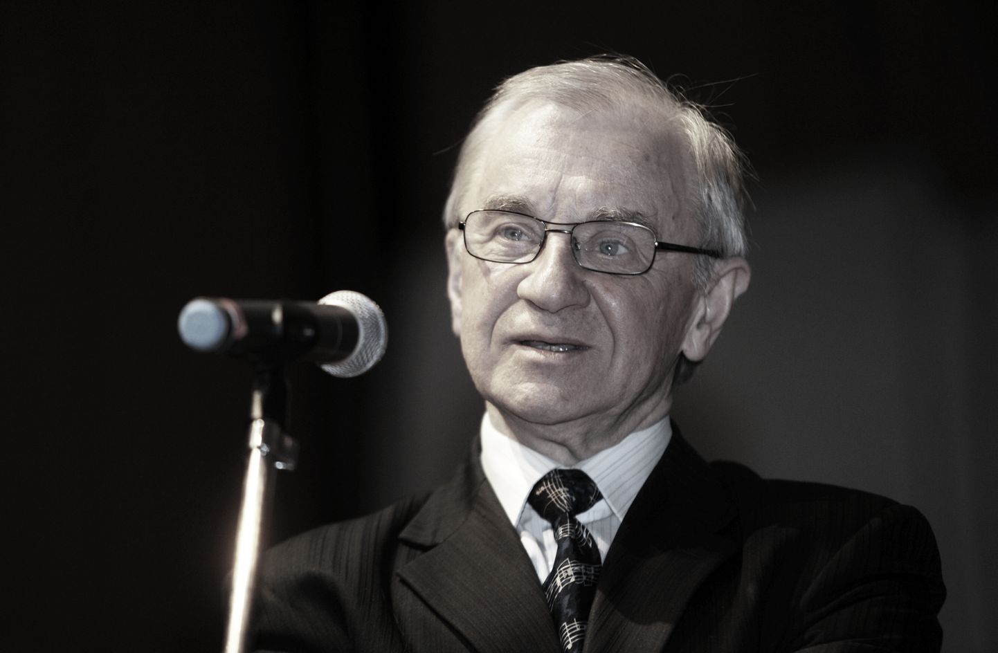 Diriģents Jānis Zirnis piedalās grāmatu mākslas konkursa "Zelta ābele 2013" balvu pasniegšanas ceremonijā