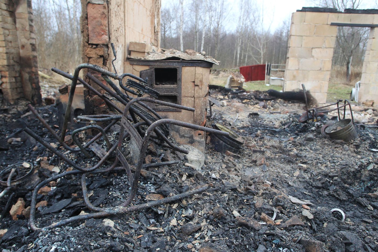 Maja Jõepera külas põles öö jooksul maani maha ja hommikul leidsid päästjad sündmuspaigalt vaid nelja mehe luud.