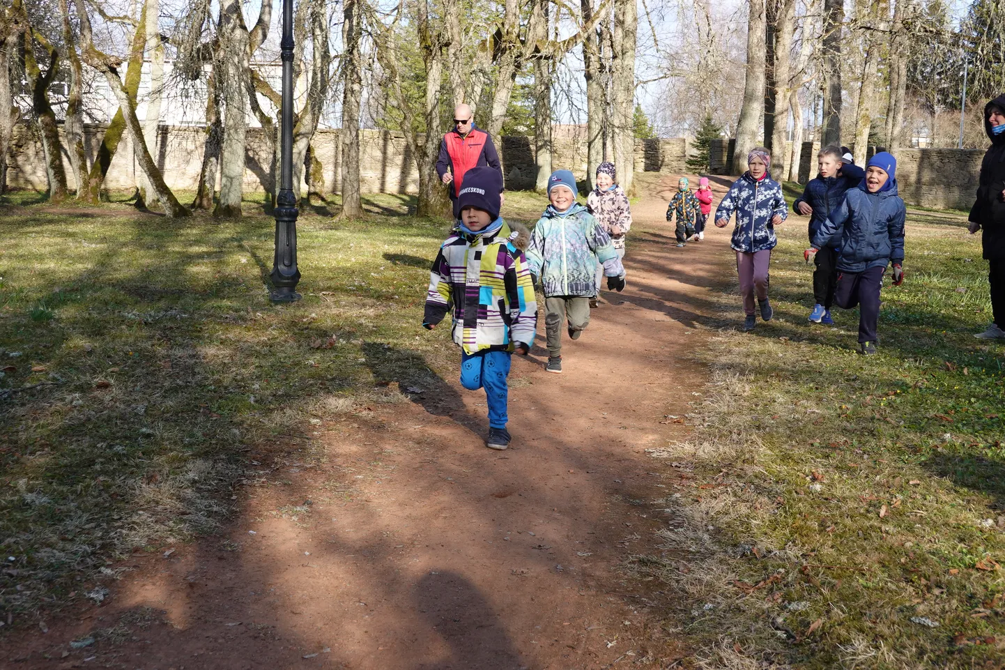 Mudilaste pargijooks Roosna-Allikul toob alati palju lapsi õue liikuma.