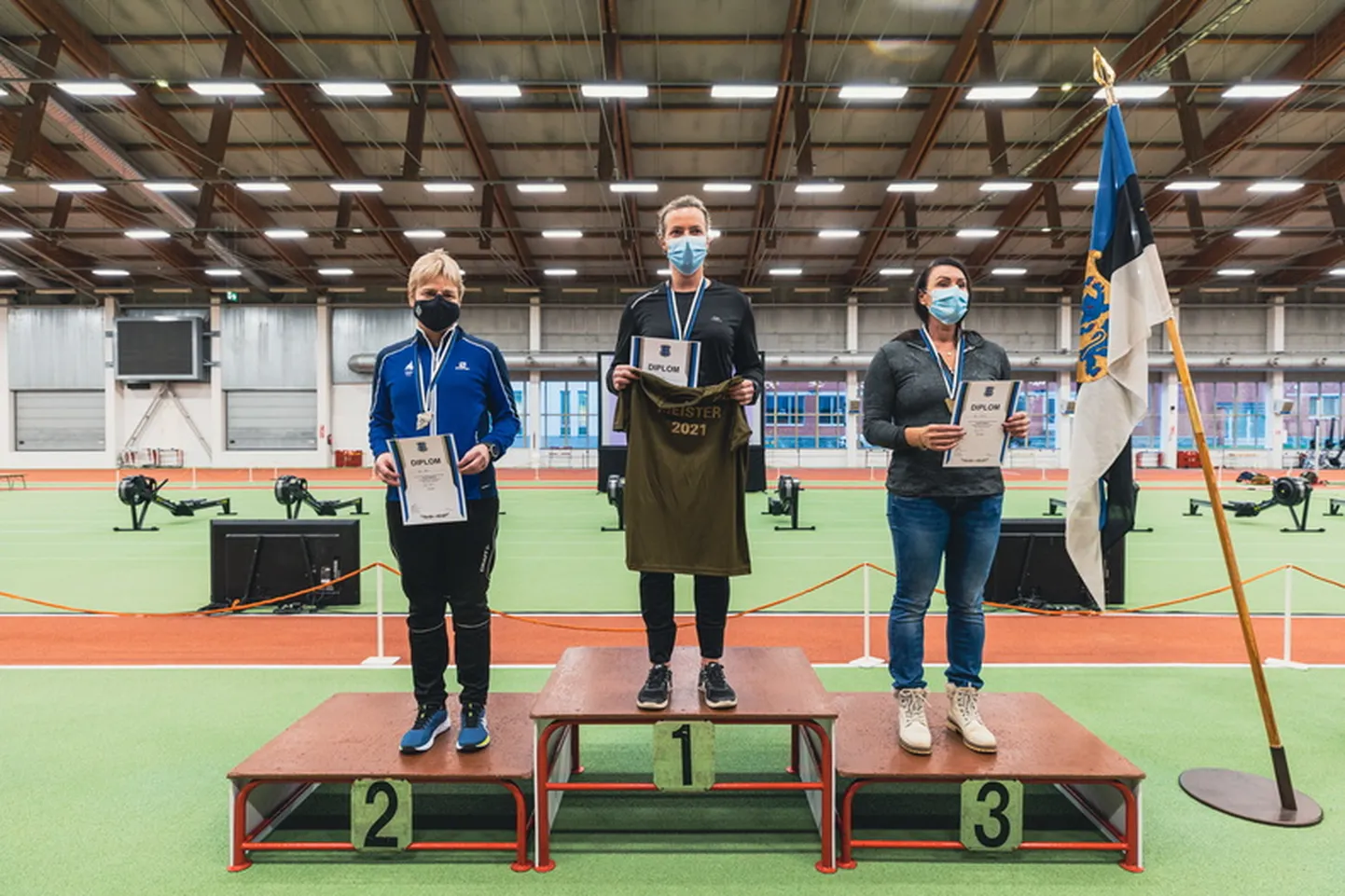 Järvamaa naiskodukaitsja Tiia Riis (vasakul) napsas kaitseväe meistrivõistlustelt sõudmises hõbedase poodiumikoha.