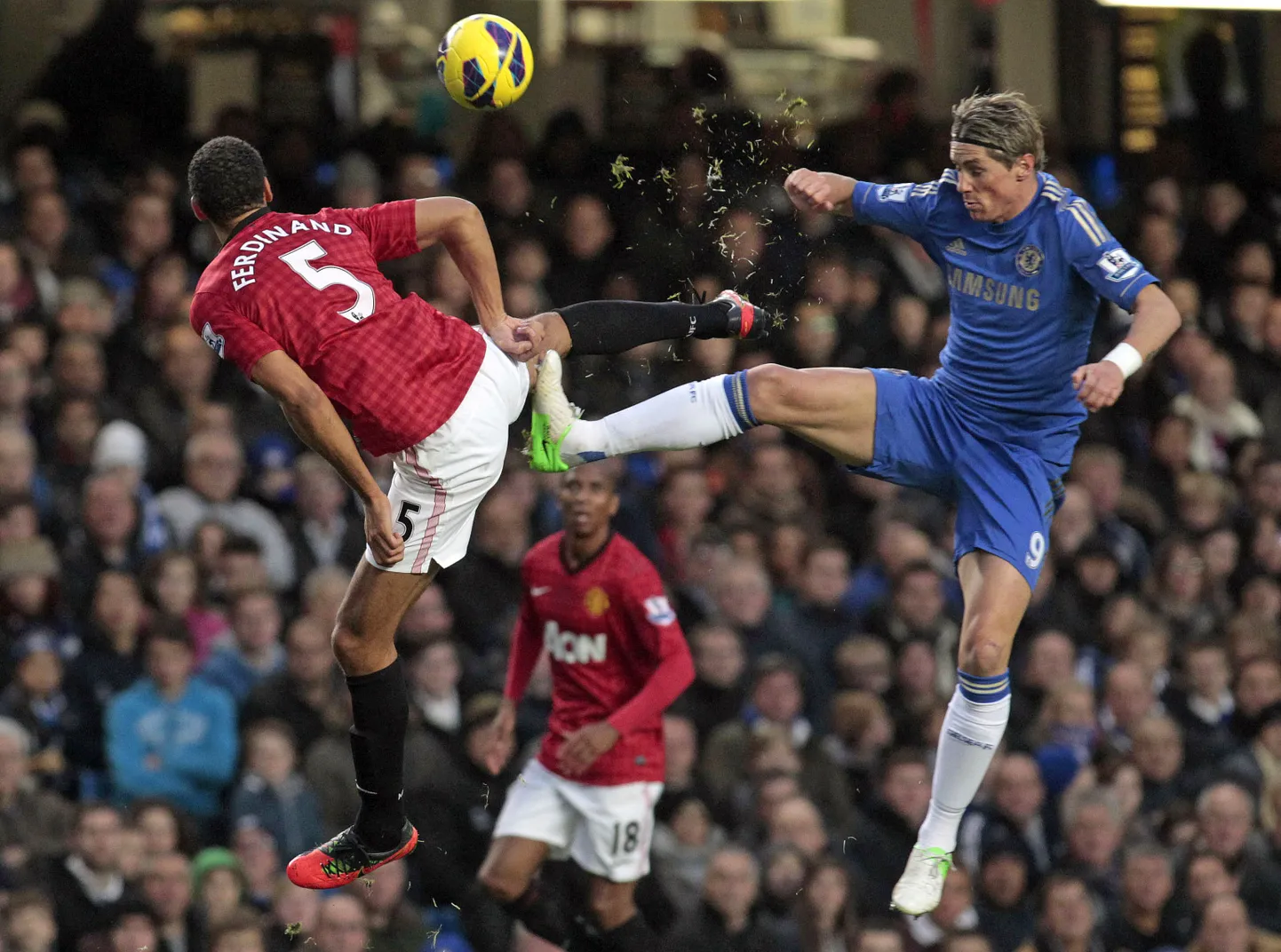 Londoni Chelsea ründaja Fernando Torres (paremal) ja Manchester Unitedi kaitsja Rio Ferdinand palli pärast heitlemas.