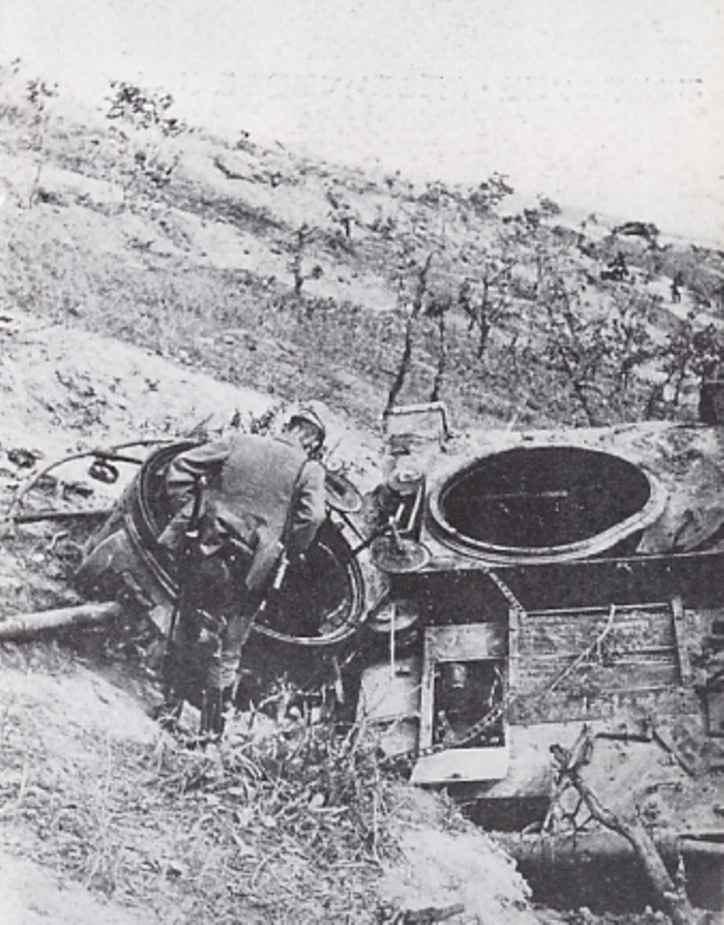 Jaapani sõdur uurimas hävitatud nõukogude tanki.