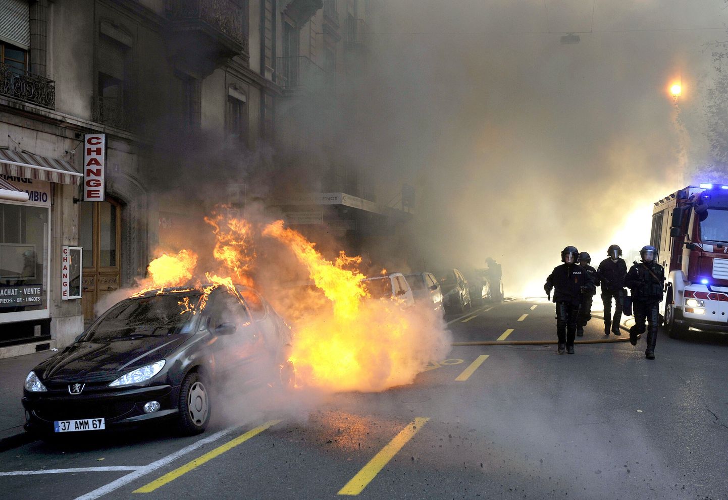 Meeleavaldajad panid Genfis põlema ka mitu autot.