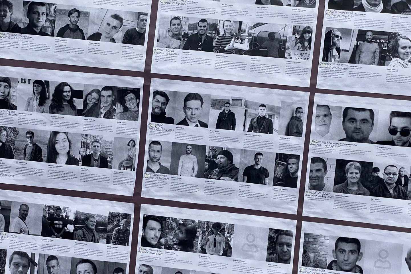 Фотографии белорусских политзаключенных, показанные 3 апреля 2021 года в Торонто во время акции протеста против репрессий Лукашенко в Канаде.