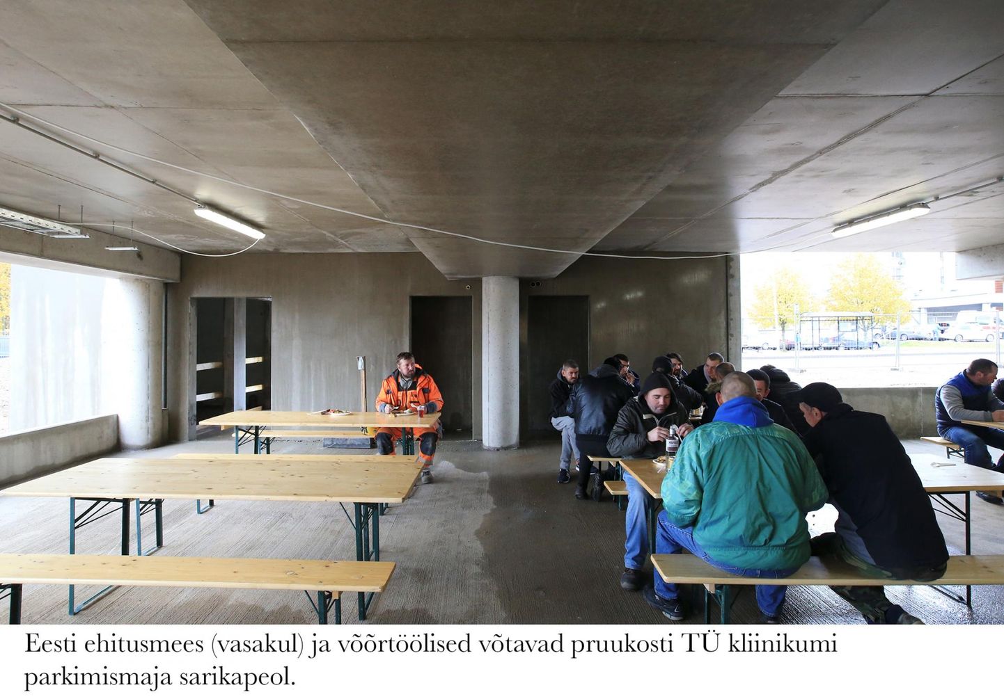 Margus Ansu pildistas Tartu ülikooli kliinikumi parkimismaja sarikapidu, kus pruukosti võtavad kodumaine ehitusmees (vasakul) ja võõrtöölised.