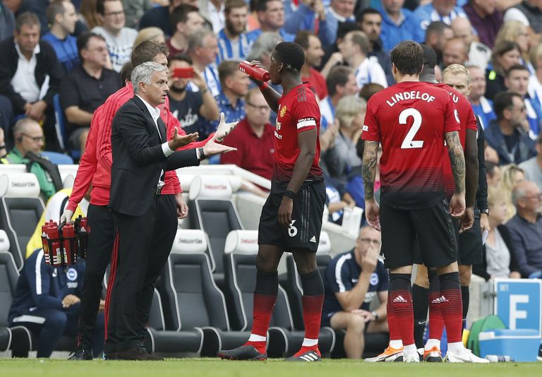 Manchester Unitedi peatreener Jose Mourinho intensiivne vestlus poolkaitsja Paul Pogbaga teise vooru kohtumises Brightoniga, mille meeskond 2:3 kaotas.
