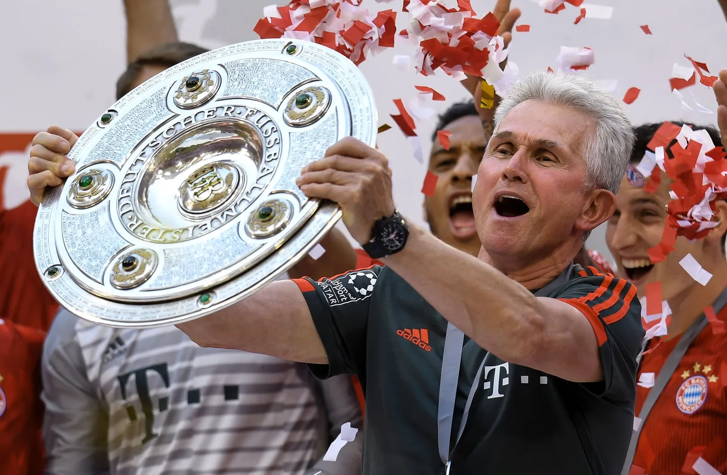 Jupp Heynckes 2018. aastal Bundesliga võidutrofeed hoidmas.